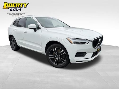 Ice White 2018 Volvo XC60 T6 Momentum