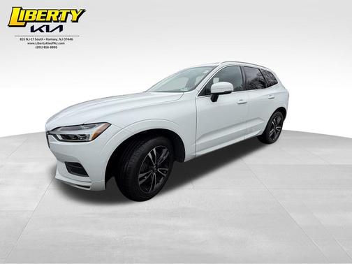 Ice White 2018 Volvo XC60 T6 Momentum