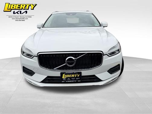 Ice White 2018 Volvo XC60 T6 Momentum