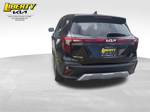 Fusion Black 2024 Kia Seltos LX
