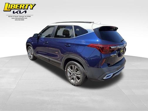 Dark Ocean Blue / White Roof 2023 Kia Seltos S