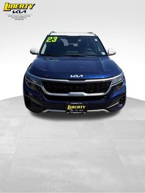 Dark Ocean Blue / White Roof 2023 Kia Seltos S