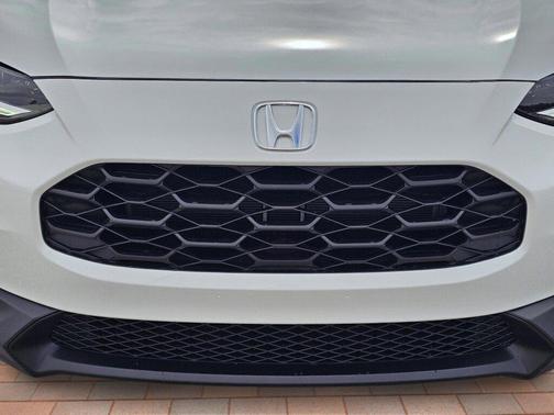 Platinum White Pearl 2027 Honda HR-V LX