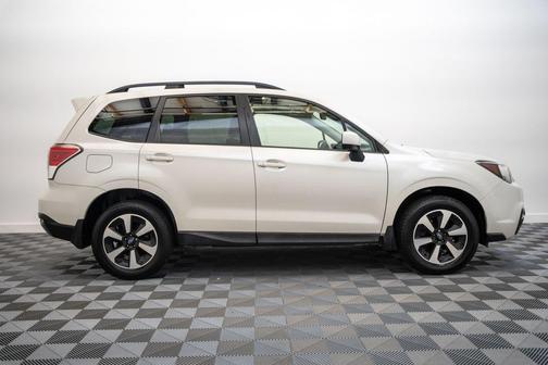 Crystal White Pearl 2017 Subaru Forester 2.5i Premium