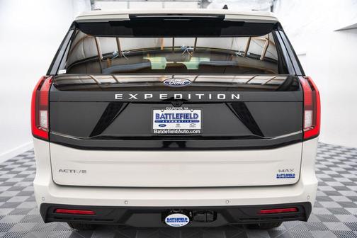 Star White Metallic Tri-Coat 2026 Ford Expedition Max Active 4x4