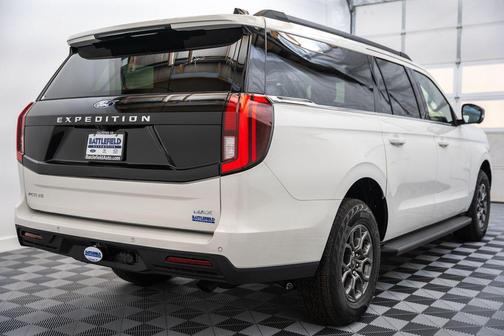 Star White Metallic Tri-Coat 2026 Ford Expedition Max Active 4x4