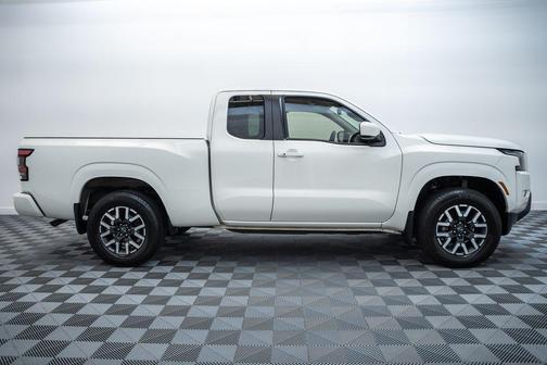 Glacier White 2022 Nissan Frontier SV