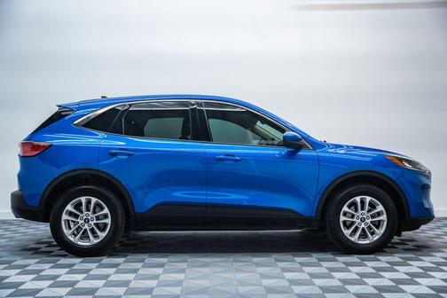 Velocity Blue Metallic 2020 Ford Escape SE