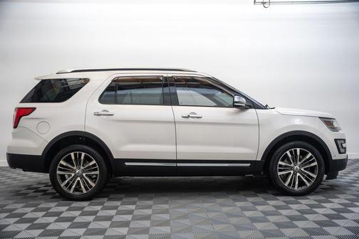 White Platinum Clearcoat Metallic 2017 Ford Explorer Platinum