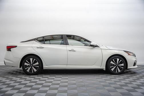 Pearl White Tricoat 2022 Nissan Altima 2.5 SV