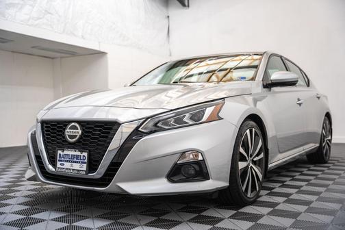 Brilliant Silver Metallic 2020 Nissan Altima Platinum FWD