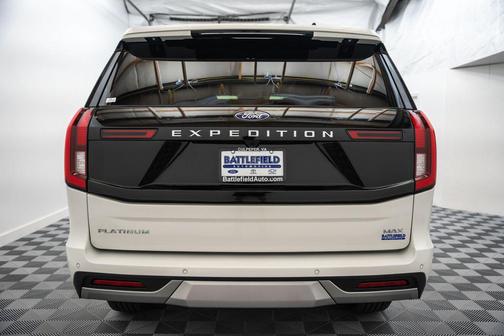 Star White Metallic Tri-Coat 2026 Ford Expedition Max Platinum