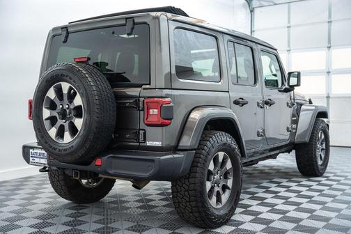 Granite Crystal Metallic Clearcoat 2018 Jeep Wrangler Unlimited Sahara