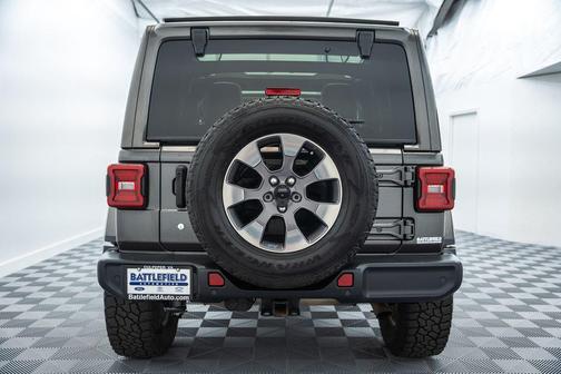 Granite Crystal Metallic Clearcoat 2018 Jeep Wrangler Unlimited Sahara