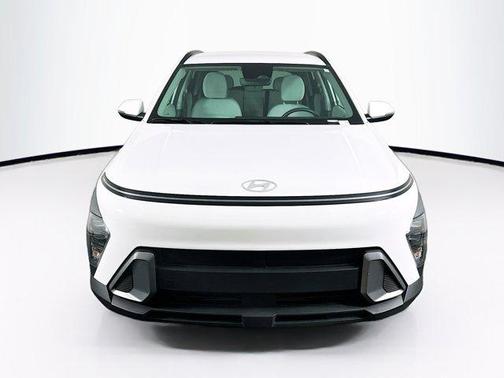 Atlas White 2025 Hyundai KONA SEL