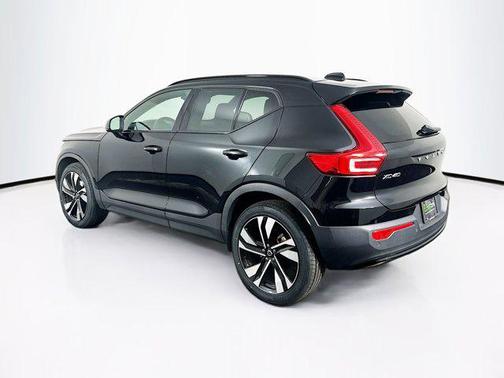 2023 Volvo XC40 B5 Plus Dark Theme