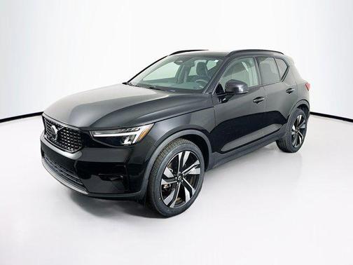 2023 Volvo XC40 B5 Plus Dark Theme
