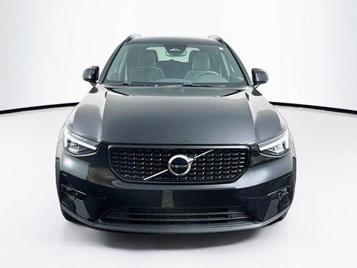 2023 Volvo XC40 B5 Plus Dark Theme