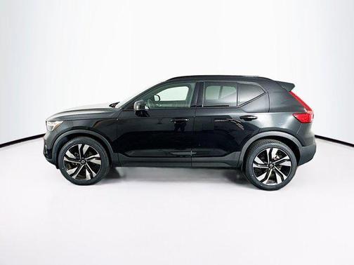 2023 Volvo XC40 B5 Plus Dark Theme