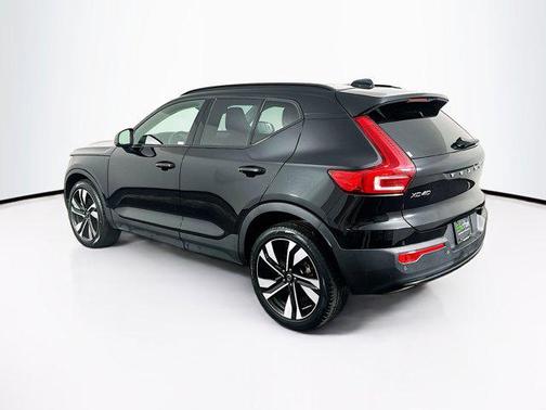 2025 Volvo XC40 B5 Plus Dark Theme