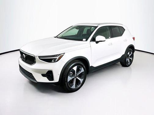 2025 Volvo XC40 B5 Plus Bright Theme