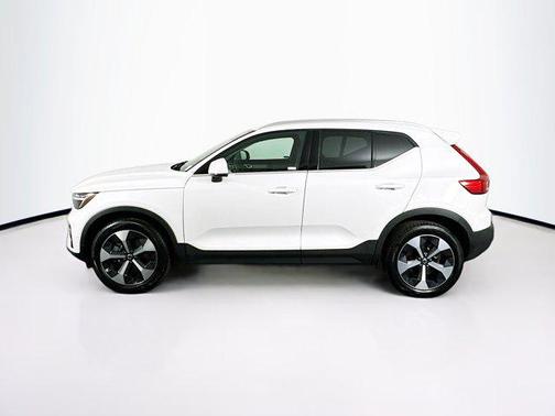 2025 Volvo XC40 B5 Plus Bright Theme