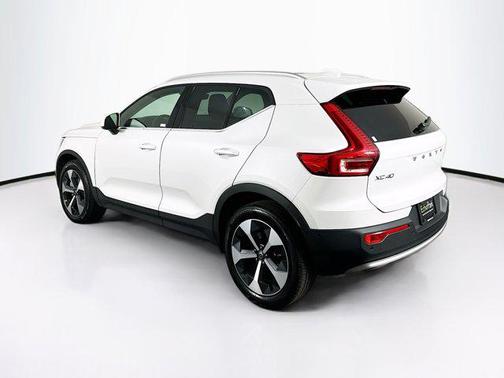 2025 Volvo XC40 B5 Plus Bright Theme