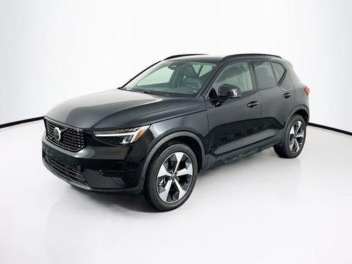 2024 Volvo XC40 B5 Core Dark Theme