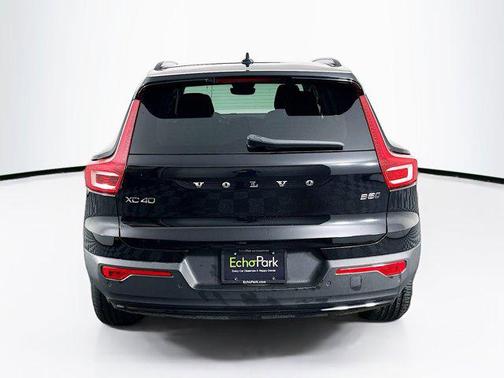 2024 Volvo XC40 B5 Core Dark Theme