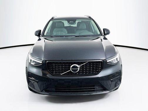 2024 Volvo XC40 B5 Core Dark Theme