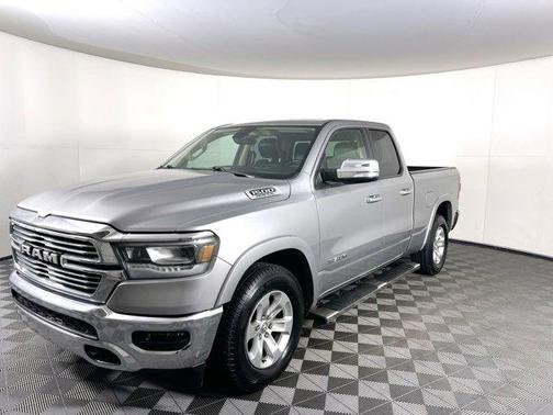 Photo 3 of 33 of 2019 RAM 1500 Laramie