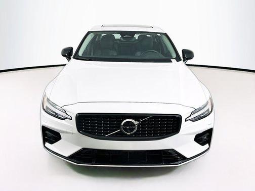 2024 Volvo S60 B5 Plus Dark Theme