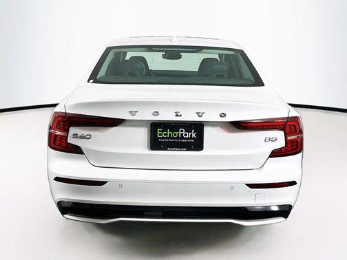 2024 Volvo S60 B5 Plus Dark Theme