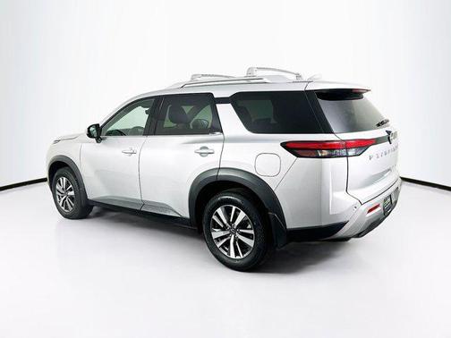 Brilliant Silver Metallic 2024 Nissan Pathfinder SL FWD