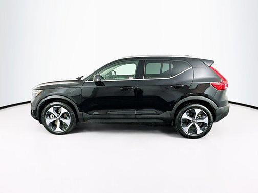 2025 Volvo XC40 B5 Plus Bright Theme