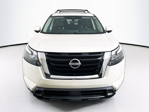 Pearl White Tricoat 2023 Nissan Pathfinder SV 4WD