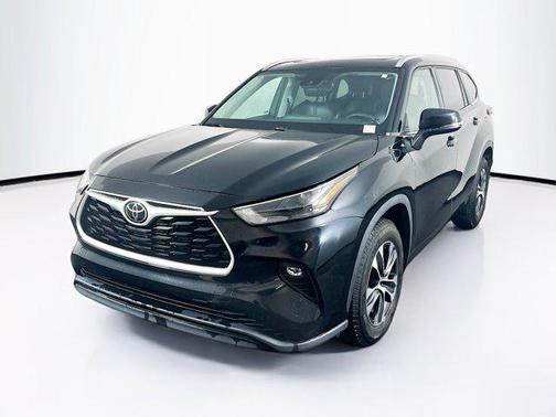 Midnight Black Metallic 2022 Toyota Highlander XLE