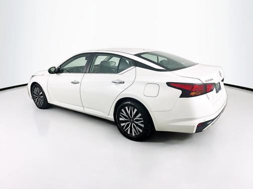 Pearl White Tricoat 2025 Nissan Altima SV FWD