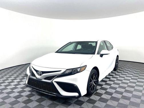 Photo 3 of 34 of 2021 Toyota Camry SE