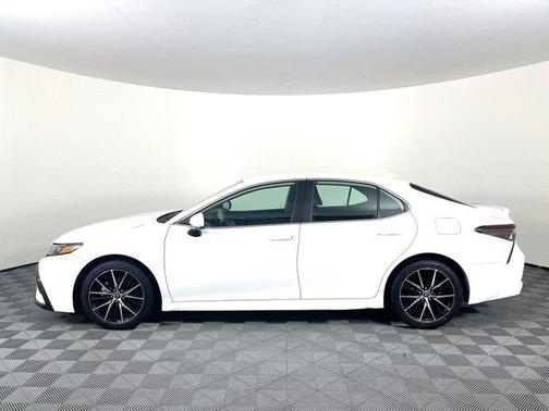 Photo 5 of 34 of 2021 Toyota Camry SE