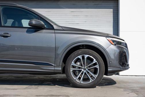 2025 Audi Q7 45 Premium Plus