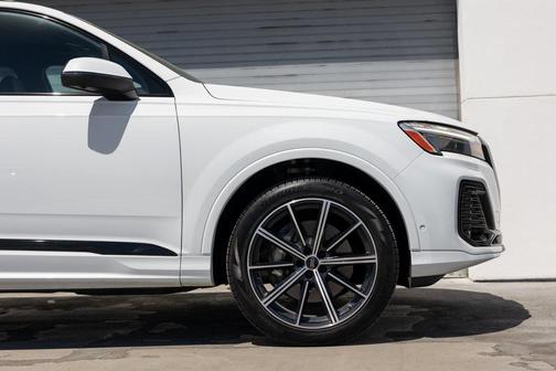 2025 Audi Q7 45 Premium Plus