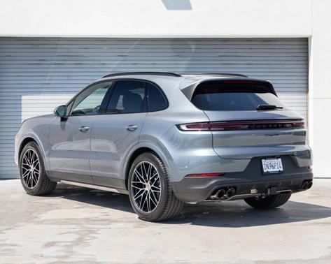 Vanadium Grey Metallic 2026 Porsche Cayenne