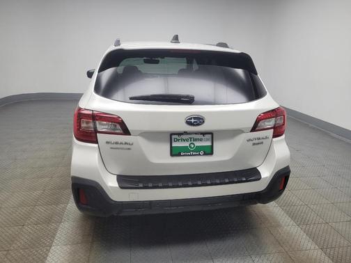 Crystal White Pearl 2019 Subaru Outback 3.6R Touring