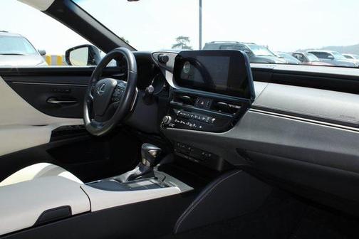 2022 Lexus ES 300h Base