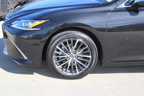 2025 Lexus ES 300h Base