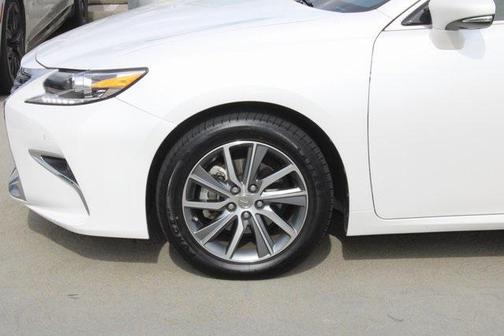 2016 Lexus ES 300h Base
