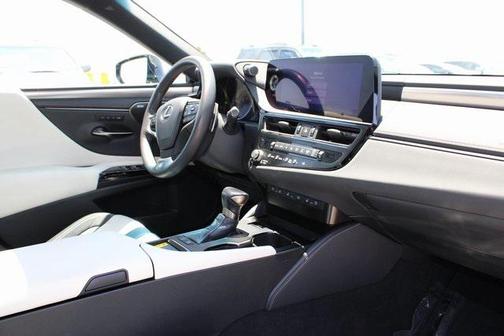 2023 Lexus ES 300h F SPORT Handling