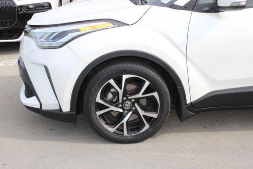 Blizzard Pearl 2020 Toyota C-HR XLE