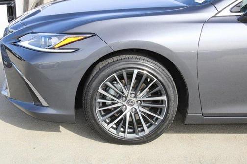 2023 Lexus ES 300h Base